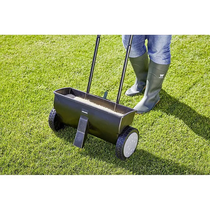 Gardol Carro esparcidor ST 451 - 12 l, Plástico - Un esparcidor de semillas de césped que se utiliza en un césped para garantizar una distribución uniforme de las semillas.