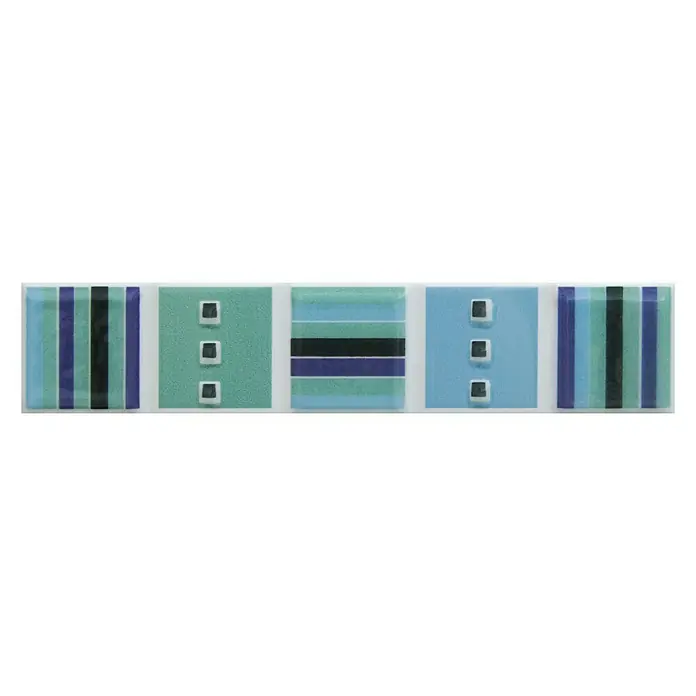 Cenefa para baldosas Trópico - 25 x 5 cm, Azul, Brillante - Primer plano de una baldosa colorida con rayas, cuadrados y elementos decorativos, ideal para proyectos de mosaico creativos.
