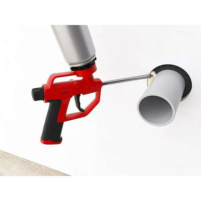 Soudal Pistola de espuma PU Bricolaje - Apto para: Espuma de PU - Una pistola de aislamiento de espuma se utiliza para sellar una tubería en una pared. La imagen muestra la herramienta en uso.