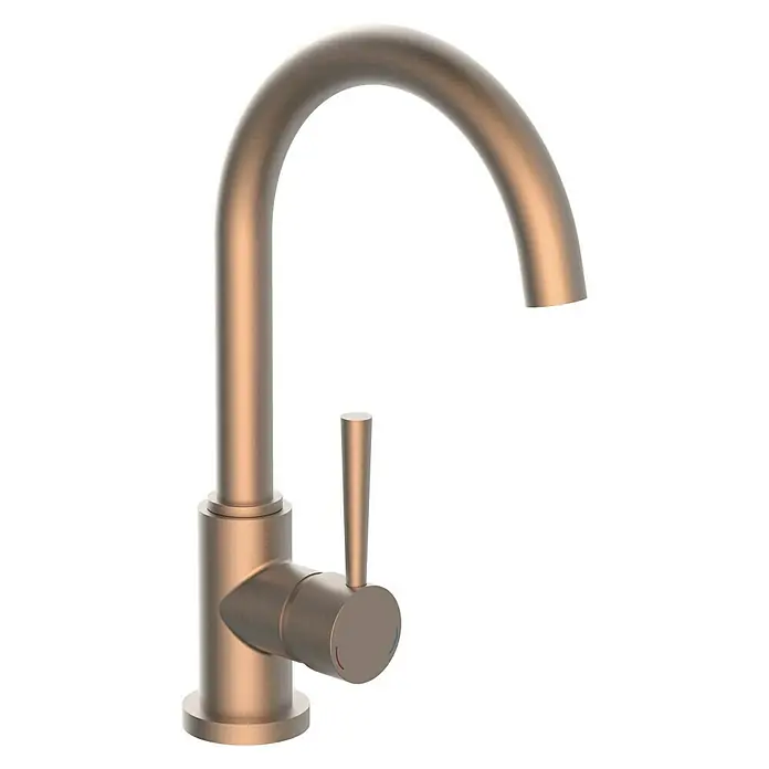 Camargue Merida Spültischarmatur - Schwenkbar, Kupfer, Matt - Nahaufnahme einer bronzefarbenen Küchenarmatur mit gebogenem Auslauf und Hebel, die ein elegantes und modernes Design zeigt.