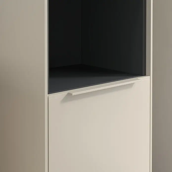 Villeroy & Boch Subway 3.0 Hochschrank - B x T x H: 40 x 36,2 x 171 cm, 1x offenes Fach, 2x Tür, Cashmere Grey, Farbe Griff: Cashmere Grey, DIN Anschlag: Rechts - Detailaufnahme eines modernen Möbelschranks mit offenen und geschlossenen Fächern in neutralen Farbtönen. Elegantes Design für stilvolle Einrichtung.