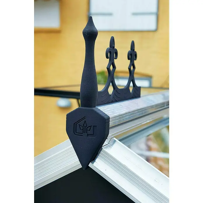 Juliana Gewächshaus-Firstkrone - 25 x 31 cm, Schwarz - Nahaufnahme eines schwarzen Zierelements mit Pflanzenlogo auf einem Gewächshausdach, das Design und Funktionalität vereint.
