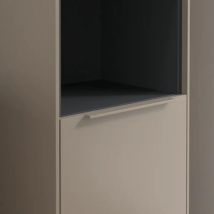 Villeroy & Boch Subway 3.0 Hochschrank - B x T x H: 40 x 36,2 x 171 cm, 1x offenes Fach, 2x Tür, Taupe, Farbe Griff: Taupe, DIN Anschlag: Rechts - Nahaufnahme eines modernen Schranks in neutralen Farbtönen, der ein elegantes, minimalistisches Design mit klaren Linien aufweist.