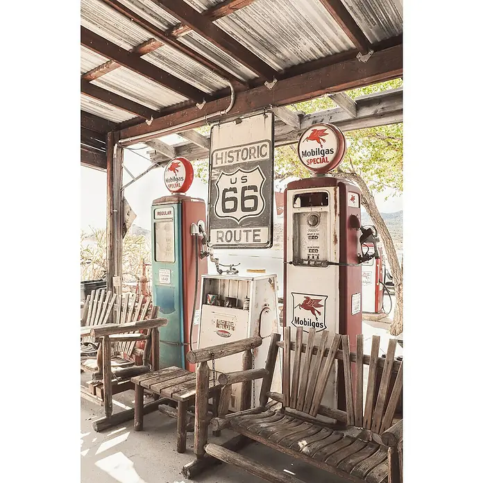 Papermoon Poster - Route 66 Gas Station, B x H: 80 x 110 cm, Ohne Passepartout - Historische Route 66 Tankstelle mit alten Zapfsäulen und rustikalen Holzmöbeln unter einem schützenden Dach.