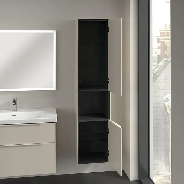 Villeroy & Boch Subway 3.0 Hochschrank - B x T x H: 40 x 36,2 x 171 cm, 1x offenes Fach, 2x Tür, Cashmere Grey, Farbe Griff: Cashmere Grey, DIN Anschlag: Rechts - Modernes Badezimmer mit einem Waschbeckenunterschrank und einem hochwandigen Badezimmerschrank mit offenen Türen. Der Innenraum des Schranks ist grau.