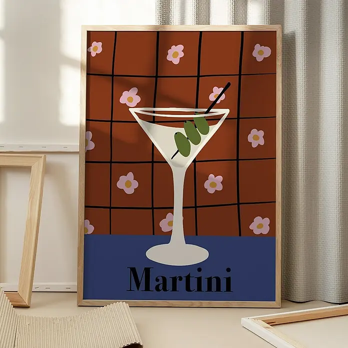 Papermoon Bild - Martini, B x H: 60 x 80 cm, Ohne Passepartout, Rahmen Eiche - Stilvolles Martini-Wandbild im Holzrahmen. Das Poster zeigt ein Martini-Glas vor einem braunen Hintergrund mit Blumen und dem Wort "Martini" darunter.