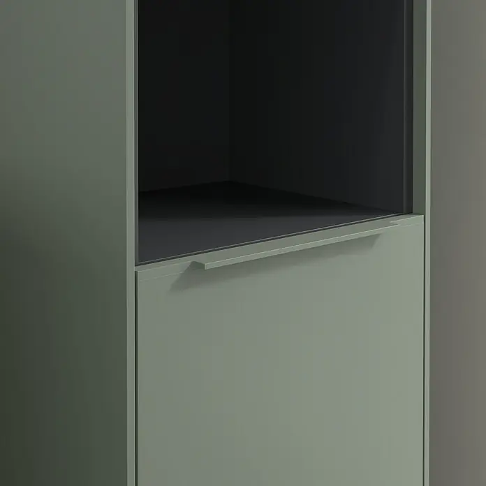 Villeroy & Boch Subway 3.0 Hochschrank - B x T x H: 40 x 36,2 x 171 cm, 1x offenes Fach, 2x Tür, Soft Green, Farbe Griff: Soft Green, DIN Anschlag: Rechts - Nahaufnahme eines olivgrünen Schranks mit offenem Fach und Schublade mit Griff. Stilvolles Möbelstück für moderne Einrichtungen.