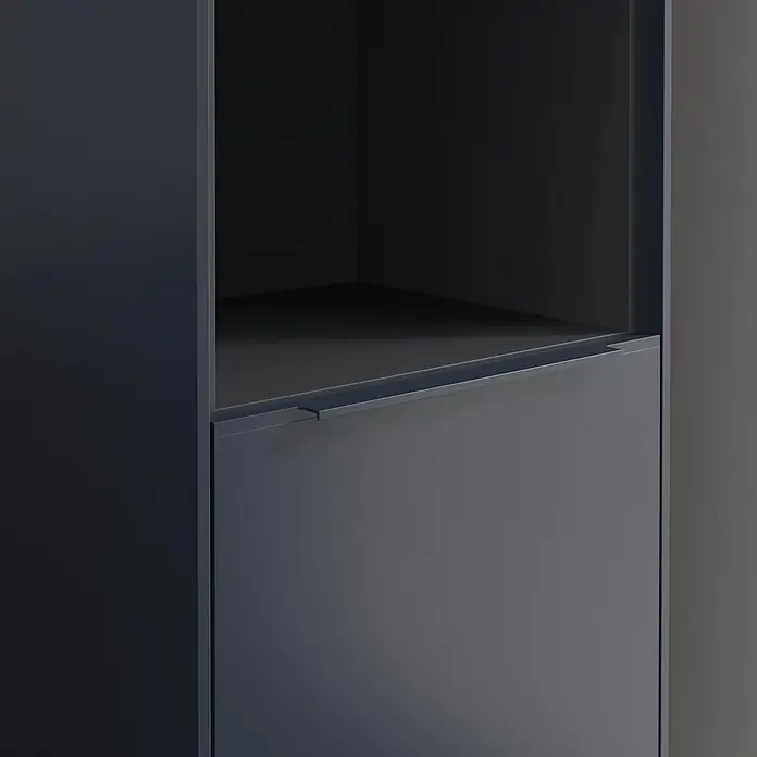 Villeroy & Boch Subway 3.0 Hochschrank - B x T x H: 40 x 36,2 x 171 cm, 1x offenes Fach, 2x Tür, Marine Blue, Farbe Griff: Marine Blue, DIN Anschlag: Rechts - Nahaufnahme eines modernen, dunklen Schranks mit Schublade, der durch sein schlichtes Design und die matte Oberfläche Eleganz ausstrahlt.