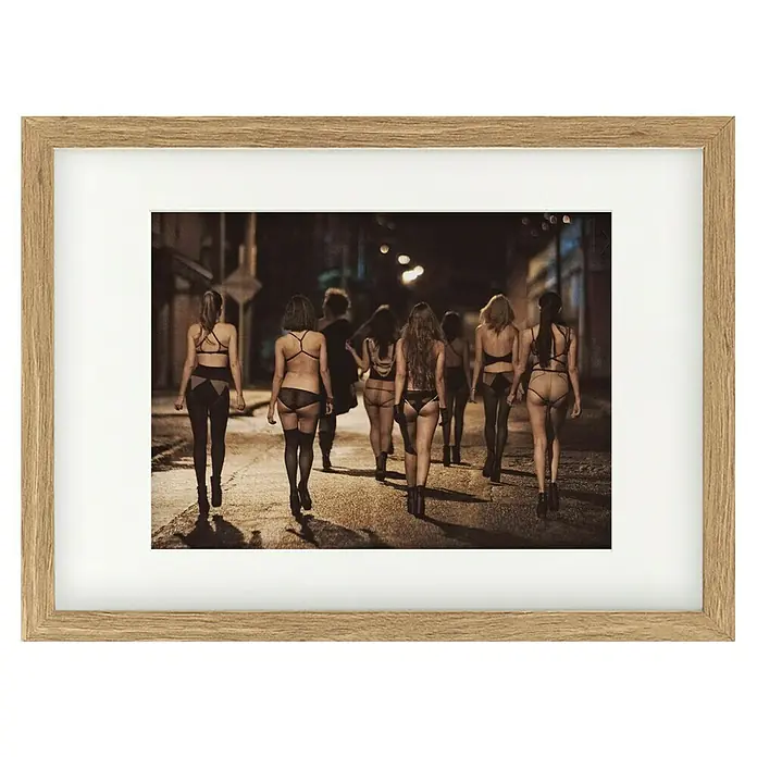 Papermoon Bild - Street Women, B x H: 110 x 80 cm, Mit Passepartout, Rahmen Eiche - Gerahmtes Foto: Eine Gruppe von Frauen in Dessous geht nachts auf einer Straße entlang, stimmungsvoll beleuchtet, hochwertige Kunstdruck im Holzrahmen.