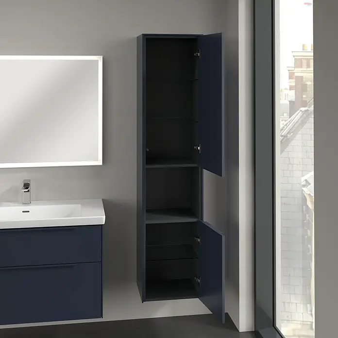 Villeroy & Boch Subway 3.0 Hochschrank - B x T x H: 40 x 36,2 x 171 cm, 1x offenes Fach, 2x Tür, Marine Blue, Farbe Griff: Marine Blue, DIN Anschlag: Rechts - Badezimmer mit Waschbeckenunterschrank und hochhängendem Spiegelschrank.