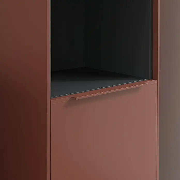 Villeroy & Boch Subway 3.0 Hochschrank - B x T x H: 40 x 36,2 x 171 cm, 1x offenes Fach, 2x Tür, Wine Red, Farbe Griff: Wine Red, DIN Anschlag: Rechts - Detailaufnahme eines modernen, terrakottafarbenen Sideboards mit offenem Fach und Schublade. Schlichtes, stilvolles Möbeldesign.