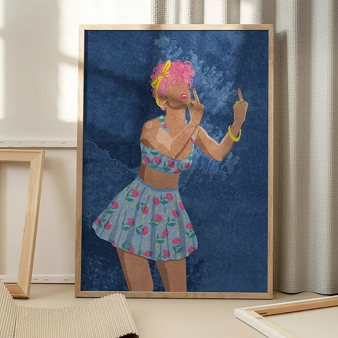 Papermoon Bild - Not your Girl, B x H: 50 x 70 cm, Mit Passepartout, Rahmen Eiche - Ein gerahmtes Poster mit einer frechen Frau in blauem Kleid, die den Mittelfinger zeigt, sorgt für einen humorvollen Touch in jedem Raum.
