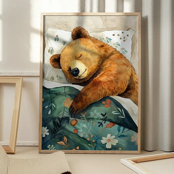 Papermoon Bild - Sleepy Bear, B x H: 70 x 100 cm, Mit Passepartout, Rahmen Eiche - Nahaufnahme eines gerahmten Bildes eines schlafenden Bären mit Blumenbettwäsche, das eine ruhige und gemütliche Atmosphäre erzeugt.