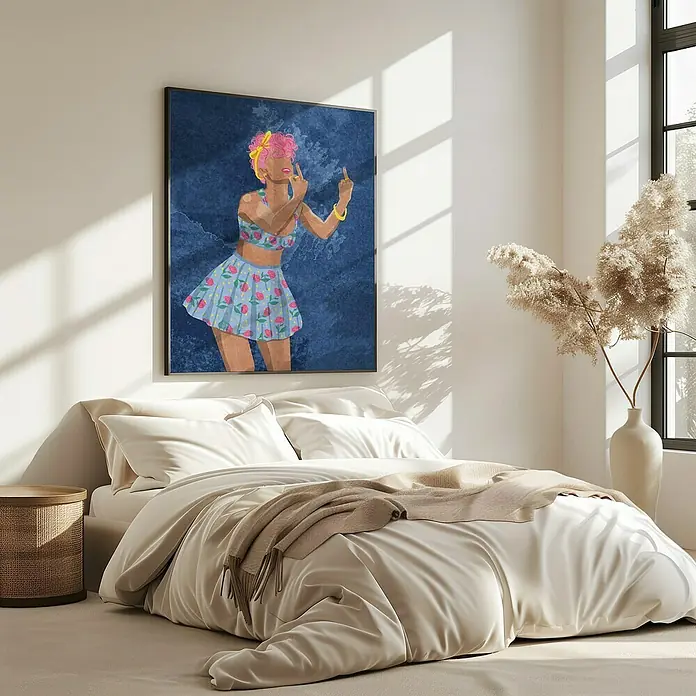 Papermoon Bild - Not your Girl, B x H: 50 x 70 cm, Mit Passepartout, Rahmen Eiche - Schlafzimmer mit einem gerahmten Bild einer Frau in blauem Rock und Oberteil mit Rosenmuster an der Wand über dem Bett.