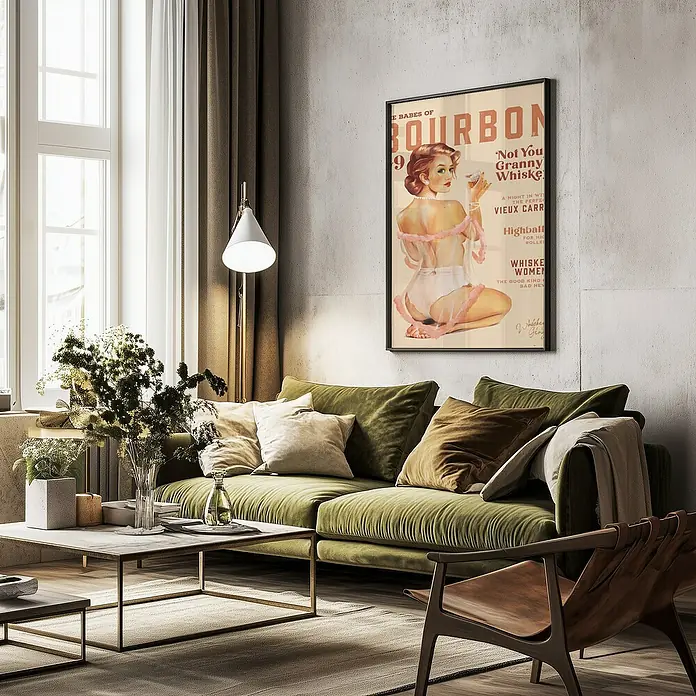 Papermoon Bild - Babes of Boubon Vol. 9, B x H: 80 x 110 cm, Mit Passepartout, Rahmen Schwarz - Ein Wohnzimmer mit einem grünen Sofa und einem gerahmten Bourbon-Pin-up-Poster an der Wand.