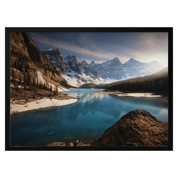 Papermoon Bild - Moraine Me, B x H: 80 x 60 cm, Ohne Passepartout, Rahmen Schwarz - Gerahmtes Bild von Moraine Lake in Kanada. Ein wunderschöner Anblick mit Bergen, See und Wald, eingefasst in einem schlichten schwarzen Rahmen.