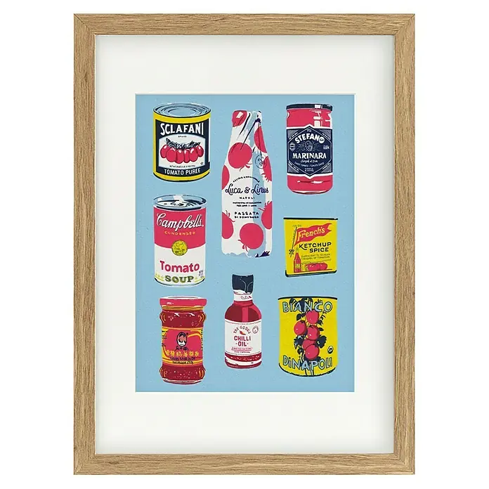 Papermoon Bild - Canned Tomatoes, B x H: 60 x 80 cm, Mit Passepartout, Rahmen Eiche - Gerahmtes Bild mit einer Collage verschiedener Tomatenprodukte wie Konserven, Soßen und Öl, auf einem hellblauen Hintergrund.