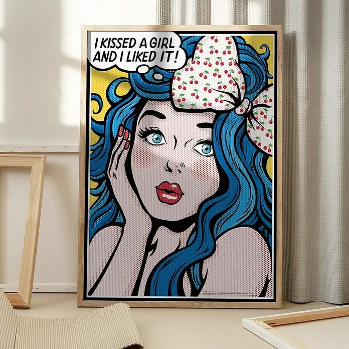 Papermoon Bild - I Kissed a Girl, B x H: 50 x 70 cm, Ohne Passepartout, Rahmen Eiche - Pop-Art-Kunstdruck mit dem Text "I KISSED A GIRL AND I LIKED IT!" im Holzrahmen. Perfekt für jeden Raum, der einen Farbtupfer benötigt.