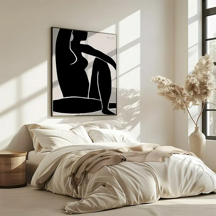 Papermoon Bild - Figure No. 12, B x H: 80 x 110 cm, Mit Passepartout, Rahmen Eiche - Schlafzimmerdekor mit einem minimalistischen Kunstwerk einer sitzenden Figur, das über einem mit hellen Laken bedeckten Bett hängt.