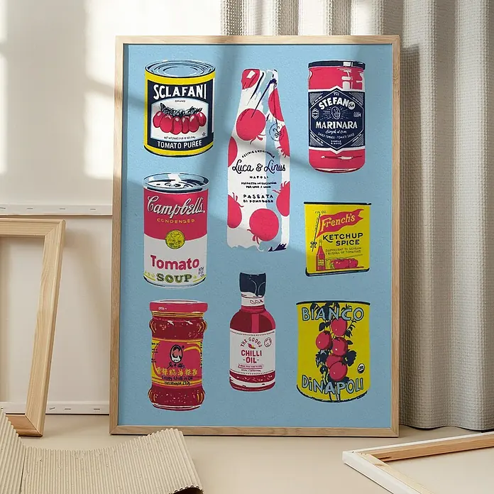 Papermoon Bild - Canned Tomatoes, B x H: 60 x 80 cm, Mit Passepartout, Rahmen Eiche - Ein gerahmtes Bild mit einer Sammlung von Lebensmittelillustrationen, darunter Tomatenkonserven und Saucen.
