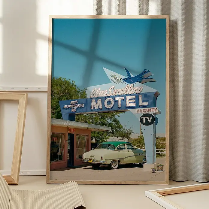 Papermoon Bild - Route 66, B x H: 40 x 50 cm, Mit Passepartout, Rahmen Eiche - Ein gerahmtes Foto des Blue Swallow Motel Schildes, das einen Oldtimer und das Motellobby zeigt, präsentiert ein Stück amerikanischer Geschichte.