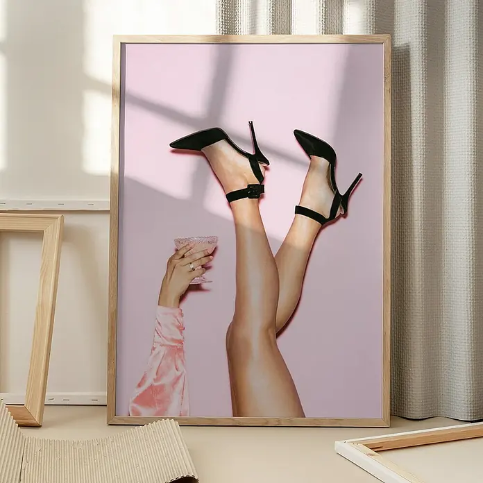 Papermoon Bild - Cheers Peaches, B x H: 80 x 110 cm, Ohne Passepartout, Rahmen Eiche - Gerahmtes Kunstwerk mit einer Frau, die High Heels trägt und ein Getränk hält, verleiht jedem Raum einen Hauch von Eleganz und Stil.