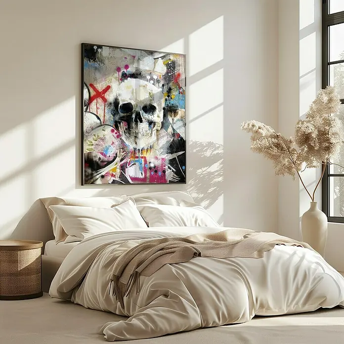 Papermoon Bild - Skull, B x H: 100 x 140 cm, Ohne Passepartout, Rahmen Eiche - Ein Schlafzimmer mit einem stilvollen Bett und einem auffälligen Wandbild mit einem Totenkopfmotiv, das dem Raum eine künstlerische Note verleiht.