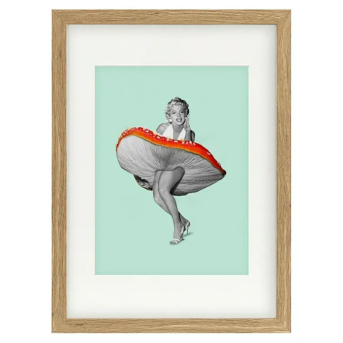 Papermoon Bild - Happy Dress, B x H: 80 x 110 cm, Mit Passepartout, Rahmen Eiche - Marilyn Monroe mit einem Fliegenpilz-Rock in einem Holzrahmen. Das Kunstwerk ist ein echter Hingucker mit modernem Touch.