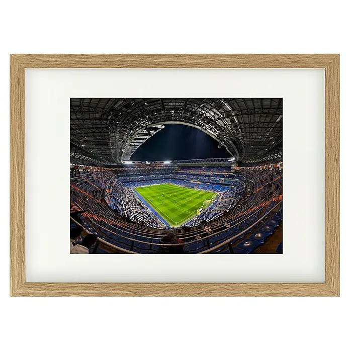 Papermoon Bild - Santiago Bernabèu, B x H: 140 x 100 cm, Mit Passepartout, Rahmen Eiche - Gerahmtes Bild eines Fußballstadions, das die architektonische Pracht und die Begeisterung der Fans einfängt.