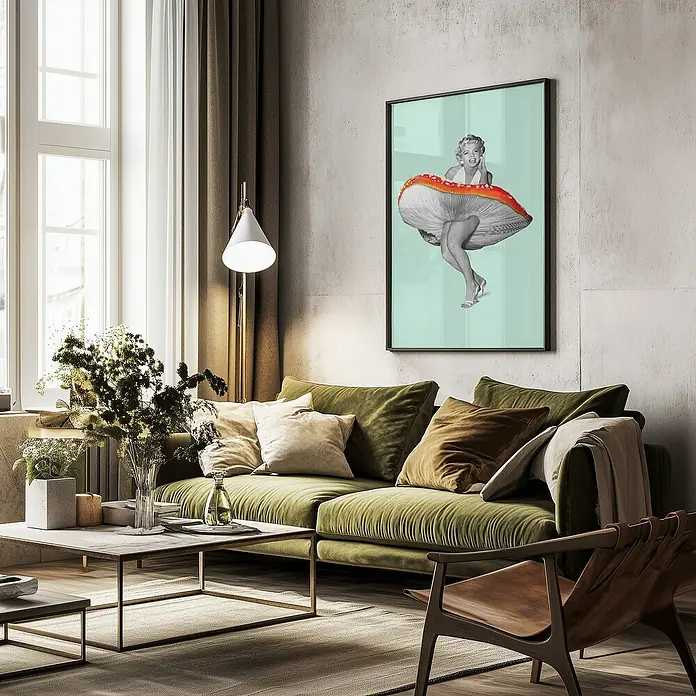 Papermoon Bild - Happy Dress, B x H: 50 x 70 cm, Mit Passepartout, Rahmen Schwarz - Ein Wohnzimmer mit einem grünen Sofa, einem Couchtisch und einem gerahmten Marilyn-Monroe-Pilz-Wandbild an einer Akzentwand.