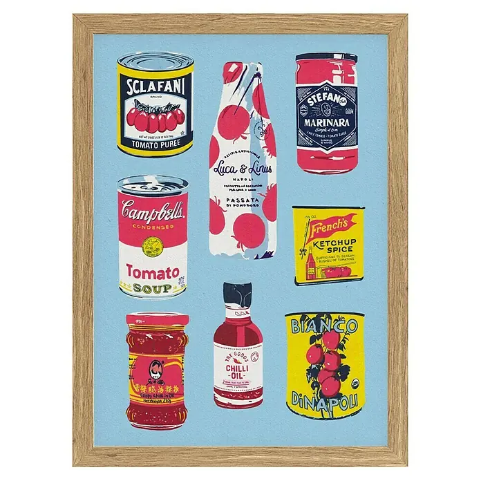 Papermoon Bild - Canned Tomatoes, B x H: 50 x 70 cm, Ohne Passepartout, Rahmen Eiche - Ein gerahmtes Bild mit verschiedenen Lebensmitteldosen und -flaschen, darunter Tomatenmark, Suppe, Ketchup und Chiliöl.