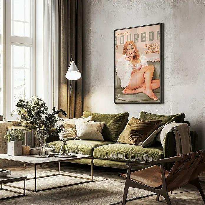 Papermoon Bild - Babes of Boubon Vol. 7, B x H: 50 x 70 cm, Ohne Passepartout, Rahmen Schwarz - Ein stilvolles Wohnzimmer mit einem auffälligen Bourbon-Poster, das dem Raum einen Hauch von Eleganz verleiht.