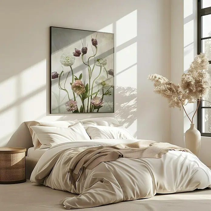 Papermoon Bild - Spring Garden, B x H: 80 x 110 cm, Ohne Passepartout, Rahmen Eiche - Ein elegantes Schlafzimmer mit einem modernen Blumenbild über dem Bett, das eine ruhige und stilvolle Atmosphäre schafft.