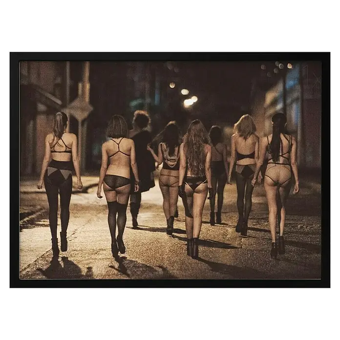 Papermoon Bild - Street Women, B x H: 70 x 50 cm, Ohne Passepartout, Rahmen Schwarz - Sepiafarbenes Bild mit einem gerahmten Akt, das acht Personen von hinten zeigt, die auf einer Straße in Dessous und Absätzen gehen.