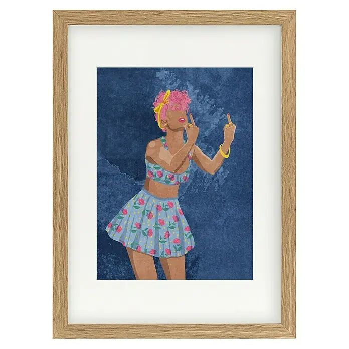 Papermoon Bild - Not your Girl, B x H: 50 x 70 cm, Mit Passepartout, Rahmen Eiche - Gerahmtes Poster mit einer frechen Frau in einem blumigen Outfit, die den Mittelfinger zeigt, vor einem dunkelblauen Hintergrund.
