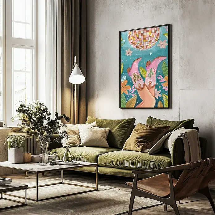 Papermoon Bild - Boots and Disco, B x H: 80 x 110 cm, Ohne Passepartout, Rahmen Schwarz - Ein Wohnzimmer mit einem grünen Samtsofa, einem Couchtisch und einem gerahmten Poster mit Cowboystiefeln und Discokugel an der Wand.