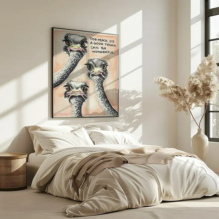 Papermoon Bild - Much of a Good Thing, B x H: 40 x 50 cm, Mit Passepartout, Rahmen Eiche - Ein Schlafzimmer mit einem Bett und einem lustigen Ostrich-Kunstdruck an der Wand, der dem Raum einen Hauch von Persönlichkeit verleiht.