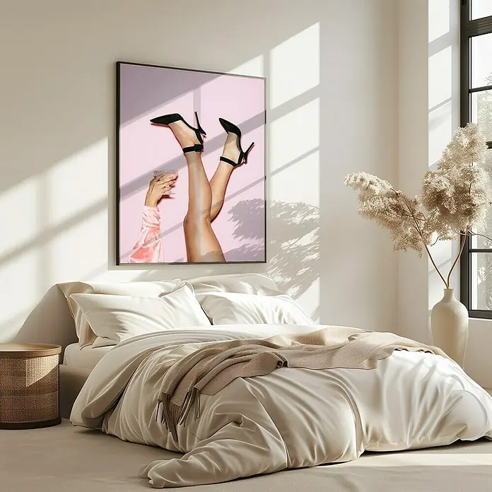 Papermoon Bild - Cheers Peaches, B x H: 80 x 110 cm, Ohne Passepartout, Rahmen Eiche - Ein gerahmtes Kunstwerk mit dem Motiv von hochhackigen Schuhen ziert das Schlafzimmer über dem Bett. Es verleiht dem Raum einen Hauch von Glamour.