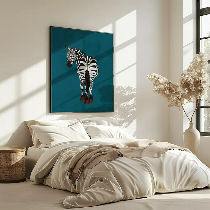Papermoon Bild - Zebra Heels, B x H: 100 x 140 cm, Ohne Passepartout, Rahmen Eiche - Ein modernes Schlafzimmer mit einem auffälligen Zebra-Wandbild in High Heels, das dem Raum einen Hauch von Humor verleiht.
