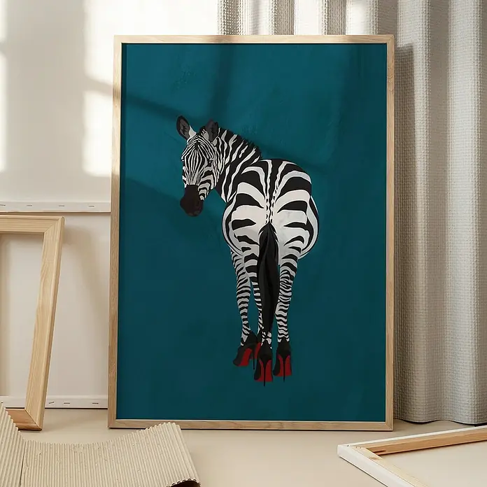 Papermoon Bild - Zebra Heels, B x H: 100 x 140 cm, Ohne Passepartout, Rahmen Eiche - Ein gerahmtes Kunstwerk, das ein Zebra zeigt, das rote High Heels trägt, vor einem blaugrünen Hintergrund.