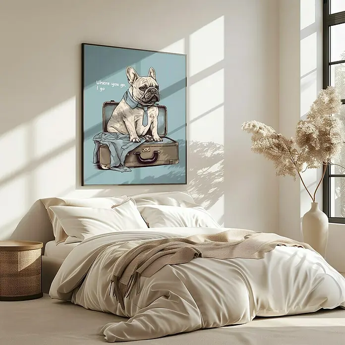 Papermoon Bild - Frenchie Want Travel, B x H: 40 x 50 cm, Mit Passepartout, Rahmen Eiche - Ein modernes Schlafzimmer mit einem Wandbild eines Bulldogge auf einem Koffer mit dem Text "Where you go, I go".