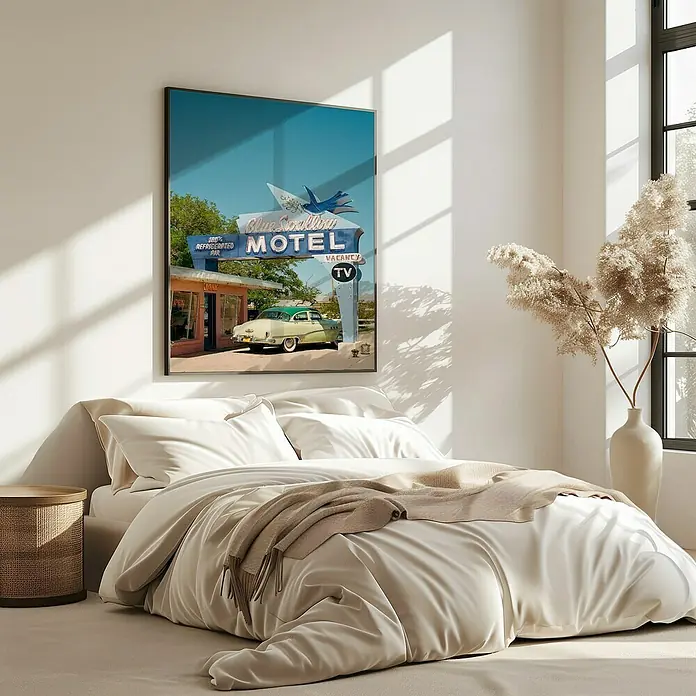 Papermoon Bild - Route 66, B x H: 40 x 50 cm, Mit Passepartout, Rahmen Eiche - Das Wandbild "Blue Swallow Motel" verleiht dem Schlafzimmer einen Hauch von Retro-Charme. Ein stilvolles Detail für ein modernes Ambiente.