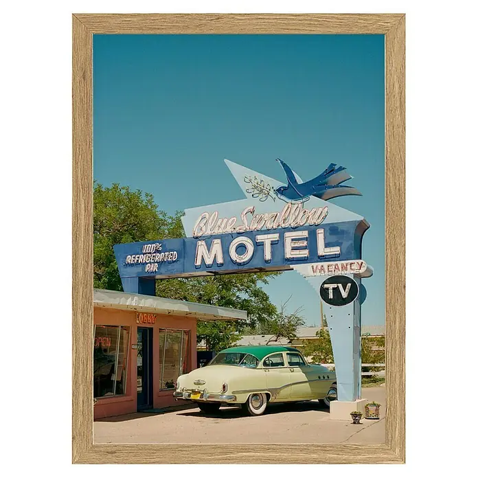 Papermoon Bild - Route 66, B x H: 60 x 80 cm, Ohne Passepartout, Rahmen Eiche - Ein gerahmtes Foto des Blue Swallow Motel, mit einem Oldtimer davor. Das kultige Motel-Schild dominiert die Szene.