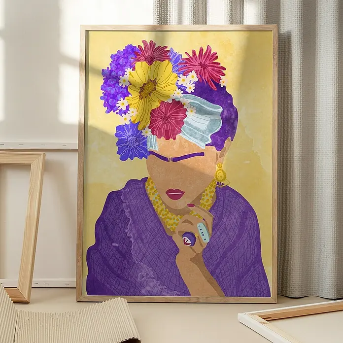 Papermoon Bild - Frida and Flowers, B x H: 40 x 50 cm, Ohne Passepartout, Rahmen Eiche - Ein gerahmtes Poster mit einer stilisierten Illustration einer Frau mit Blumen im Haar und einem lila Gewand auf beigem Hintergrund.