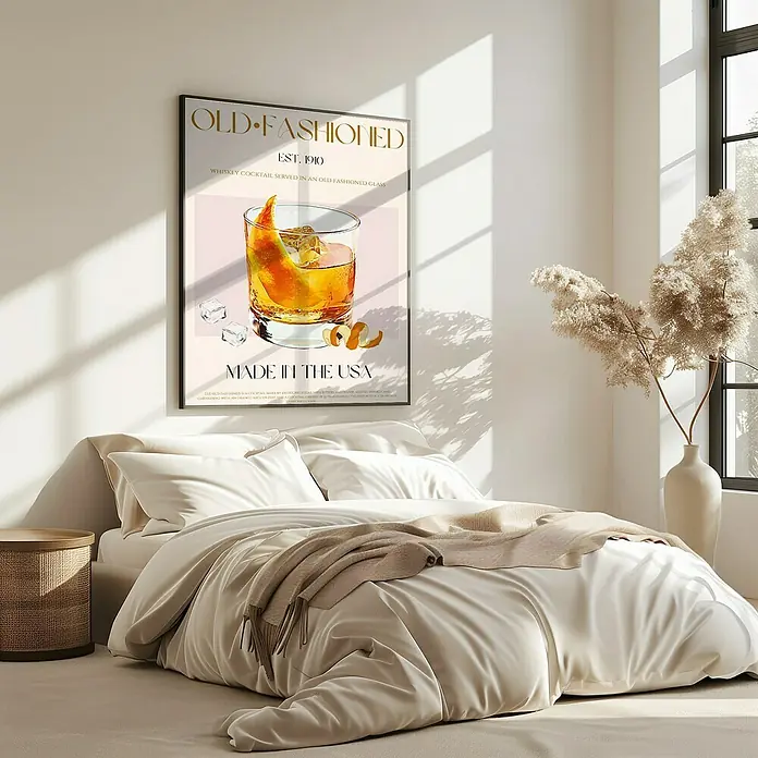 Papermoon Bild - Classic Cocktail, B x H: 100 x 140 cm, Mit Passepartout, Rahmen Eiche - Ein gerahmtes "Old-Fashioned"-Cocktail-Poster hängt über einem einladenden Bett und verleiht dem Raum einen Hauch von Vintage-Flair.