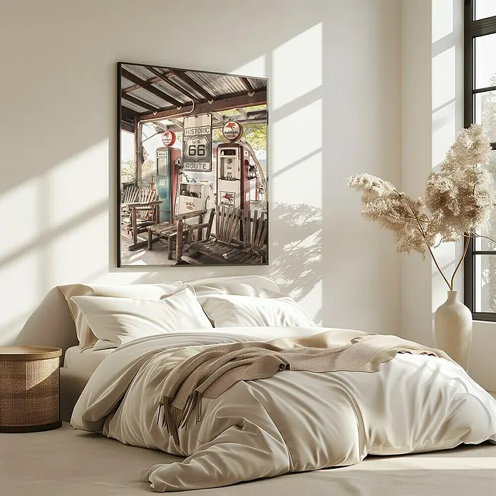 Papermoon Bild - Route 66 Gas Station, B x H: 70 x 100 cm, Ohne Passepartout, Rahmen Eiche - Wandkunst mit historischem Route 66 Tankstelle-Motiv über einem Bett.