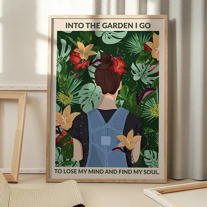 Papermoon Bild - Into the Garden, B x H: 100 x 140 cm, Ohne Passepartout, Rahmen Eiche - Ein gerahmtes Poster mit dem Motiv einer Frau im Garten, umgeben von üppiger Vegetation und dem Spruch "Into the Garden I Go".