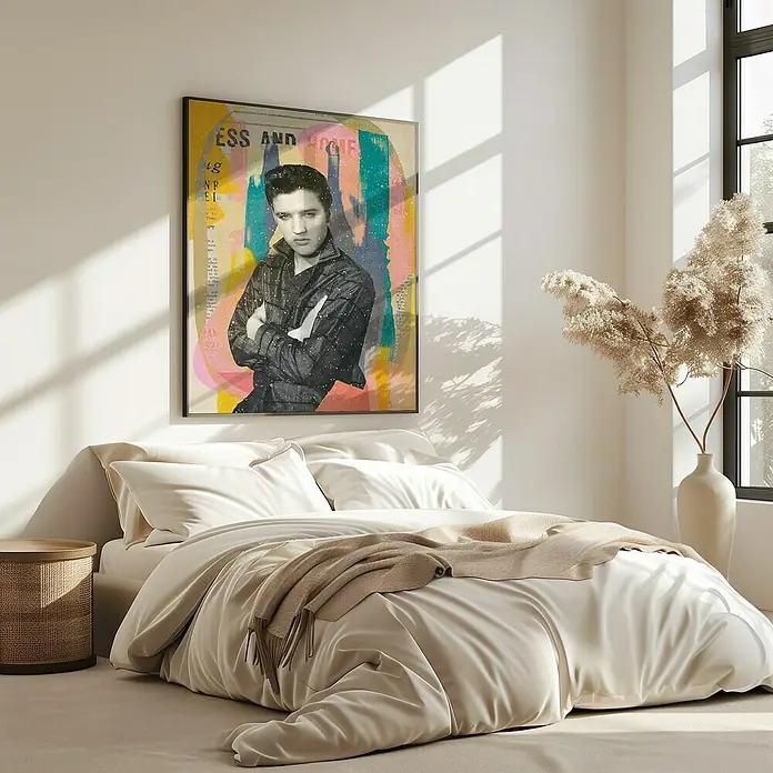 Papermoon Bild - King in the House, B x H: 100 x 140 cm, Ohne Passepartout, Rahmen Eiche - Ein auffälliges Elvis-Porträt mit Farbklecksen, das über einem eleganten, weißen Bett hängt und dem Raum einen Hauch von Persönlichkeit verleiht.