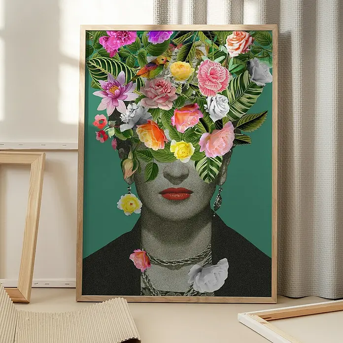 Papermoon Bild - Floral Frida, B x H: 60 x 80 cm, Mit Passepartout, Rahmen Eiche - Das Foto zeigt ein gerahmtes Frida Kahlo-Poster mit einem Blumendesign, das dem Bild einen farbenfrohen und künstlerischen Touch verleiht.