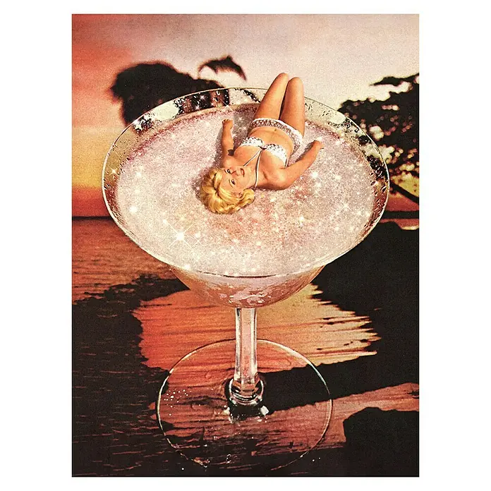 Papermoon Poster - Pink Margarita, B x H: 70 x 100 cm, Ohne Passepartout - Frau in einem Cocktailglas mit Glitzer. Sie trägt einen Bikini und entspannt im Glas.